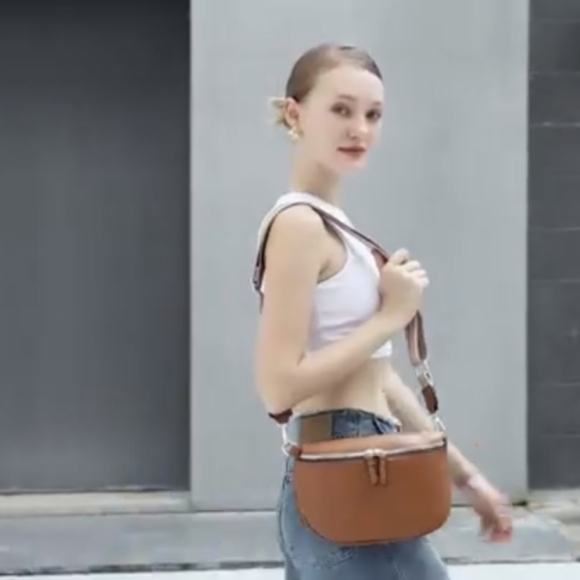 Yumita Crossbody w/ Adjustable Straps - Picture 7 of 7